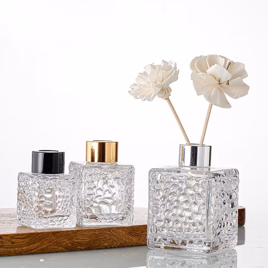 Venta al por mayor, botella de vidrio personalizada de 50ml, ambientador de aire con fragancia, difusor de caña de flores secas para Hotel de baño con palo